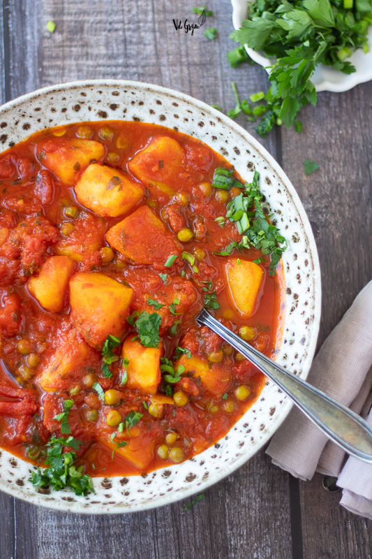 Pomidorowe curry z ziemniakami i zielonym groszkiem