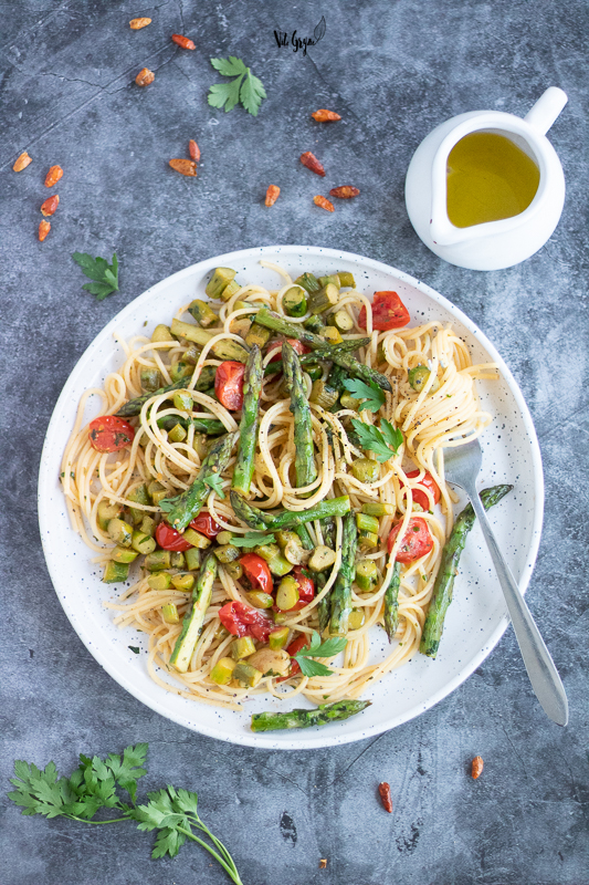Spaghetti z zielonymi szparagami i pomidorkami cherry
